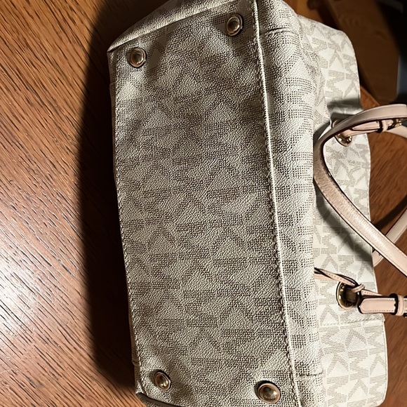 Michael Kors tote bag/purse with makeup/accessory pouch. - Picture 2 of 7